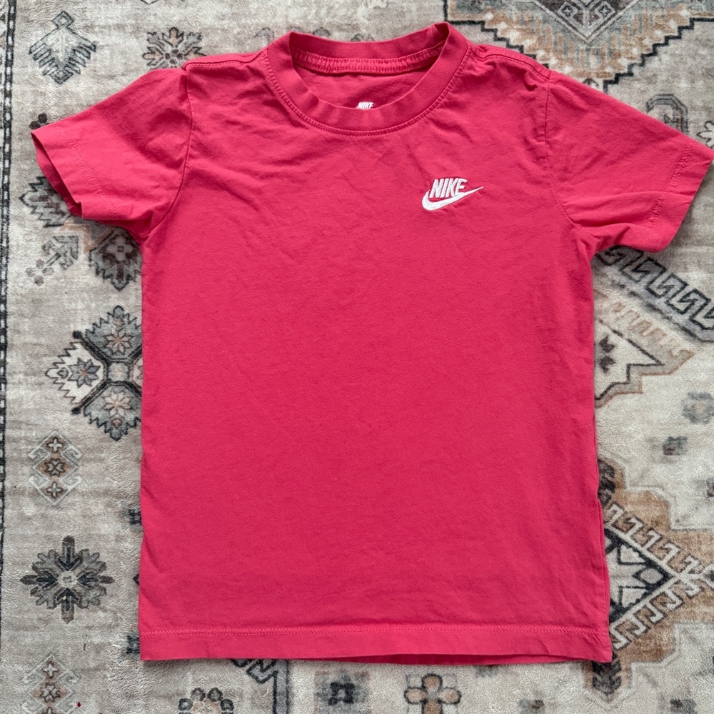 Nike Sportswear Girls’ Essential Tee - Coral‎ Pink - Big Kids Size Small